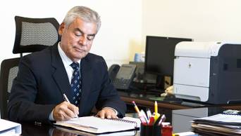 Primer ministro C&eacute;sar Villanueva firmaba documentos como economista sin serlo
