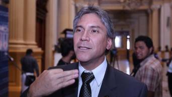 Juez devuelve caso exministro  aprista Aurelio Pastor al Ministerio P&uacute;blico