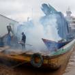 Fumigan cientos de embarcaciones en el Puerto de Pucallpa a fin de evitar la propagaci&oacute;n del dengue en la regi&oacute;n Ucayali - Levantan cerco previsional para evitar acceso de zancudos infectados en las embarcaciones provenientes de otras regiones infestadas y/o declaradas en emergencia.