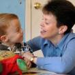 Autismo suele identificarse en los 3 primeros a&ntilde;os, m&aacute;s en ni&ntilde;os y afecta capacidad para relacionarse con los dem&aacute;s - Las se&ntilde;ales son indiferencia del ni&ntilde;o a su entorno, enfoca su atenci&oacute;n en objetos y no en personas, no querer jugar y preferir estar solos, entre otros s&iacute;ntomas