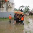 Entregan ayuda humanitaria a damnificados del Bajo Huallaga por desborde de r&iacute;os - 