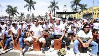 Cajoneros del Per&uacute; rinden homenaje p&oacute;stumo a Don  Oscar Avil&eacute;s, este mediod&iacute;a, en la Plaza de Armas de Lima