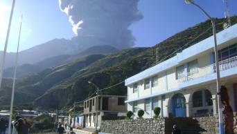 Suspenden, hasta el viernes 25 de abril, las clases escolares en las poblaciones aleda&ntilde;as al volc&aacute;n Ubinas, en Moquegua