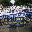 Alrededor de 900 mil pacientes dejaron de ser atendidos en hospitales p&uacute;blicos a causa de huelgas m&eacute;dicas el a&ntilde;o 2013 - Esta preocupante situaci&oacute;n oblig&oacute; a la mayor&iacute;a a recurrir a cl&iacute;nicas privadas, que, en conjunto, cobraron un promedio de 7 millones y medio de nuevos soles