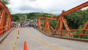 Tr&aacute;iler choc&oacute; con puente Pucayacu afectando traslado de ayuda a zonas afectadas por inundaciones, en San Mart&iacute;n