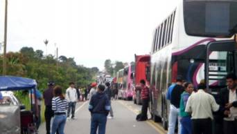 Carretera Fernando Belaunde sigue bloqueada cerca al puente Pucayacu para facilitar tareas de limpieza de la v&iacute;a