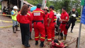 Persistente lluvia dificulta labores de rescate de v&iacute;ctimas de derrumbe en km. 17 de la carretera Tarapoto - Yurimaguas