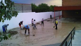 Trabajo articulado de directores, padres de familia y poblaci&oacute;n permite r&aacute;pida limpieza de colegios afectados en San Mart&iacute;n