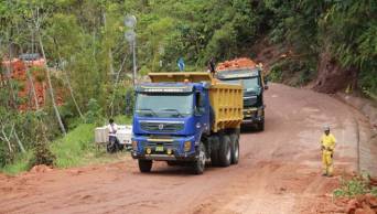 Contin&uacute;a remoci&oacute;n de escombros en el kil&oacute;metro 17 de la carretera Yurimaguas � Tarapoto afectado por derrumbes