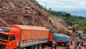 Transportistas obstaculizan trabajos de limpieza en tramo de la v&iacute;a Tarapoto � Yurimaguas afectada por derrumbe de cerro