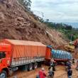 Transportistas obstaculizan trabajos de limpieza en tramo de la v&iacute;a Tarapoto � Yurimaguas afectada por derrumbe de cerro - Han colocado sus camiones en plena carretera impidiendo la libre circulaci&oacute;n de la maquinaria pesada y los volquetes que realizan el desbloqueo de la v&iacute;a