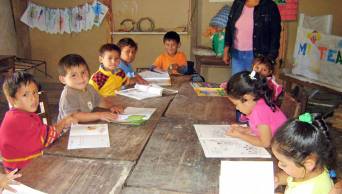 Ni&ntilde;os de colegios p&uacute;blicos del nivel inicial de zonas de pobreza extrema del pa&iacute;s recibir&aacute;n &uacute;tiles escolares y de aseo