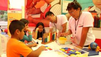 Masiva asistencia de escolares y padres de familia garantiz&oacute; &eacute;xito de Feria "Todos con punche al cole" organizada por el Minedu