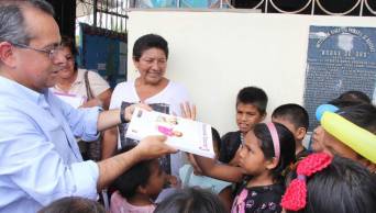Ministro de Educaci&oacute;n resalta el decisivo apoyo de las Fuerzas Armadas en entrega de material educativo en la selva