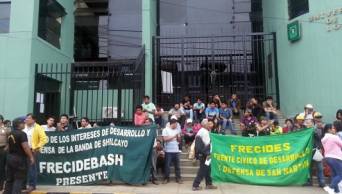 Frustran desalojo de estudiantes que tomaron local central de la Universidad Nacional de San Mart&iacute;n, en Tarapoto