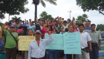Padres de familia realizan plat&oacute;n frente a UGEL Huallaga exigiendo docentes para colegio de Centro Poblado San Regis, en Saposoa