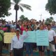 Padres de familia realizan plat&oacute;n frente a UGEL Huallaga exigiendo docentes para colegio de Centro Poblado San Regis, en Saposoa - De no ser atendidos, amenazan con viajar a Moyobamba para organizar otra marcha de protesta y plant&oacute;n en la sede del Gobierno Regional de San Mart&iacute;n