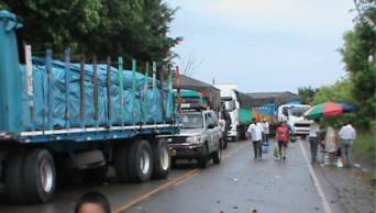 Toneladas de productos de pan llevar est&aacute;n a punto de malograrse por bloqueo de un tramo de la carretera Yurimaguas � Tarapoto