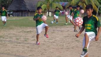 Entregan materiales deportivos a escuelas de f&uacute;tbol de las provincias de Lamas y Tocache, en la regi&oacute;n San Mart&iacute;n