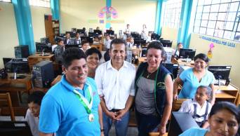 Entregan computadoras, instrumentos musicales y material did&aacute;ctico al Colegio Sim&oacute;n Bol&iacute;var Palacios, de Madre M&iacute;a