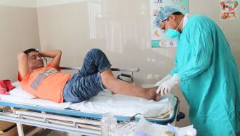 M&eacute;dico del Hospital Arzobispo Loayza hace hasta lo imposible para evitar amputar pies a pacientes diab&eacute;ticos