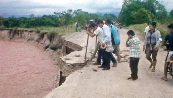 R&iacute;o Tonchima se desborda y arrasa con parte de la carretera en Negocucho