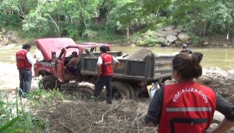 Personal de la Municipalidad de Morales supervisa la  extracci&oacute;n de ripio y arena en canteras del r&iacute;o Cumbaza