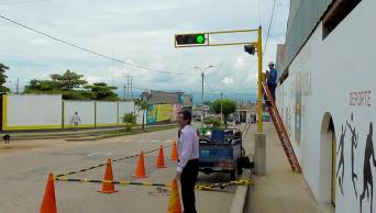Instalan sem&aacute;foros frente al Colegio Santa Rosa, en Tarapoto, para brindar seguridad a cientos de escolares