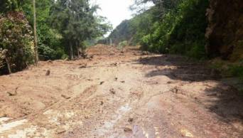 Tramo de la carretera Fernando Belaunde, en San Mart&iacute;n volvi&oacute; a quedar interrumpido debido a derrumbe de cerro