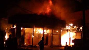 Incendio provocado por un cortocircuito destruy&oacute; ocho tiendas en Moyobamba, regi&oacute;n San Mart&iacute;n