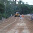 Asfaltar&aacute;n 22 kil&oacute;metros de carretera que unir&aacute; los diversos poblados de la margen izquierda del r&iacute;o Mayo, en San Mart&iacute;n - Por lo pronto, el Gobierno Regional entreg&oacute; 13 mil galones de petr&oacute;leo para  mejorar las v&iacute;as que conducen a los centros de producci&oacute;n de Moyobamba