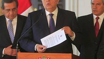 Alan Garc&iacute;a confirma su precandidatura presidencial por el APRA, para intentar un tercer periodo de gobierno