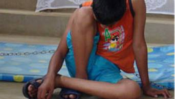 Salvajismo: Ni&ntilde;o con alteraciones mentales, de 12 a&ntilde;os, permanece encadenado en templo evang&eacute;lico de Tarapoto