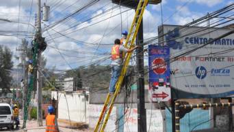 Empresa Electro Oriente cambia cableado para reforzar redes secundarias de energ&iacute;a el&eacute;ctrica, en San Mart&iacute;n