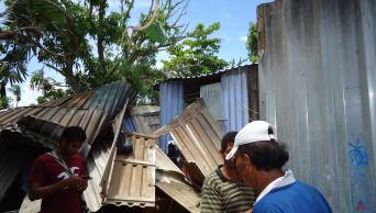 Entregan ayuda a damnificados por fuertes vientos y lluvias registrados en el Caser&iacute;o Peruate, de la regi&oacute;n San Mart&iacute;n