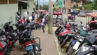 INCRE�BLE: Convierten veredas del Hospital de Contingencia de Tarapoto, en estacionamiento de motos