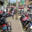 INCRE�BLE: Convierten veredas del Hospital de Contingencia de Tarapoto, en estacionamiento de motos - Los vecinos de la zona est&aacute;n cansados de este caos y esperan que los trabajadores busquen otro lugar donde estacionar sus motocicletas