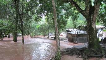 Lluvias originan desborde de quebrada que inund&oacute; varias viviendas afectando a 30 personas, en Tingo Mar&iacute;a