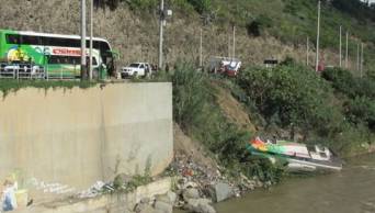 Un muerto y 35 heridos dej&oacute; como saldo la ca&iacute;da de un Bus de la Empresa Turismo Central al rio Huallaga