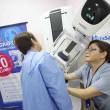 EsSalud puso en servicio en Hospital de Iquitos mam&oacute;grafo digital 3D, que permite detectar c&aacute;ncer de mama en s&oacute;lo 4 segundos - Especialistas advierten que en el Per&uacute; se detecta a diario 10 casos de c&aacute;ncer de mama y cada d&iacute;a mueren cuatro mujeres por la misma enfermedad
