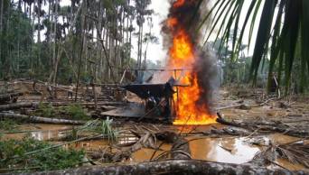 Destruyen balsas y maquinaria valorizadas en un mill&oacute;n y medio, en interdicci&oacute;n contra miner&iacute;a ilegal, en Madre de Dios