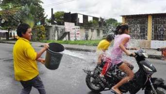 Carnavaleros faltosos no respetan a nadie en calles de Moyobamba, causan gran malestar entre la poblaci&oacute;n