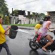 Carnavaleros faltosos no respetan a nadie en calles de Moyobamba, causan gran malestar entre la poblaci&oacute;n - Juego de carnavales afectan a personas que transitan tranquilamente sin formar parte de ella, con el grave peligro de causar hasta accidentes