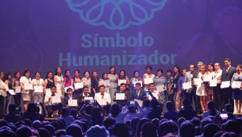 Presidenta Ejecutiva de EsSalud entreg&oacute; reconocimiento a 220 colaboradores llamados "s&iacute;mbolos humanizadores"