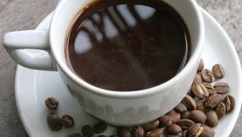 Dr&aacute;stica ca&iacute;da de los precios del caf&eacute; en el mercado internacional alarma a la industria cafetalera peruana