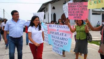 San Mart&iacute;n: Ministra de la Mujer, Marcela Huaita  entreg&oacute; 40 sillas de ruedas en el distrito de Papaplaya