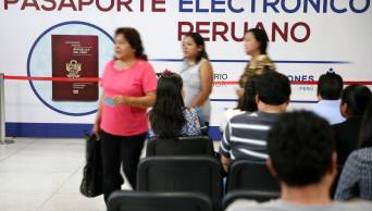 Migraciones comenz&oacute; a entregar los primeros 200 pasaportes electr&oacute;nicos, en su sede de Bre&ntilde;a