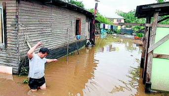 Madre de Dios: Desborde del r&iacute;o Tambopata inunda varias localidades, a causa de torrenciales lluvias