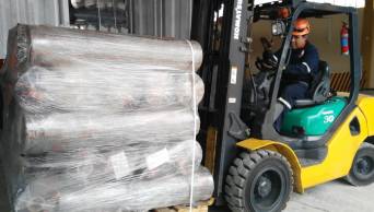 Autoridades entregan ayuda a los damnificados por huaico en Omia - Amazonas