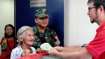 Adultos mayores ind&iacute;genas cobran pensiones gracias a PIAS - Loreto
